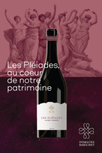 Le vin ‘Les Pléiades, Cuvée Taycète’ de Domaine Barichet, avec une bouteille de vin devant une illustration classique de figures féminines dansantes sur un fond rose, accompagné du texte ‘Les Pléiades, au cœur de notre patrimoine’ et des logos de Domaine Barichet