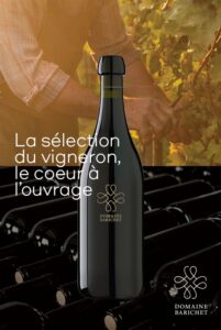 Une bouteille de vin sur fond de vignes et de caves à vin, avec le texte ‘La sélection du vigneron, le cœur à l’ouvrage’ et les logos de Domaine Barichet